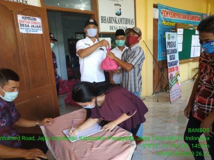 PENYERAHAN SEMBAKO WAGI WARGA BARU MUDIK YANG DISIPLIN ISOLASI MANDIRI DI RUMAH